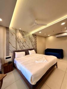 a bedroom with a large bed in a room at Hotel Amora Royale in Jāmb +16 photos
