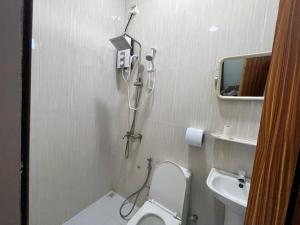 ein Badezimmer mit Dusche, Toilette und Waschbecken in der Unterkunft Island Concept Maldives in Bileffahi + 42 Fotos