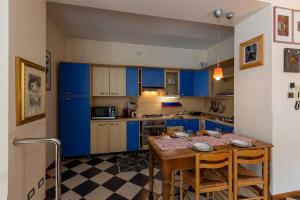 Кухня или мини-кухня в The house on the river Wi-FiQCterme Quarenghi Clinic
 +12 фотографий