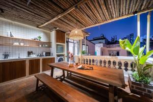 Balkón nebo terasa v ubytování The Velvet Sky Hanoi-Contemporary Apartment with Big Balcony-Coffee 24-7