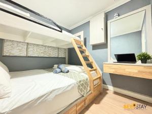 um quarto com um beliche e um computador portátil. em Kelip2 Hill View Cameron 5 min to Kea Farm em Brinchang