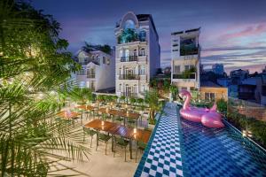 Bazén v ubytování Modern House w Rooftop Pool & Elevator nebo v jeho okolí