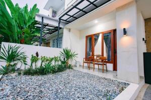 una casa con un patio con plantas. en Nice Villa In Seminyak #YoNa, en Seminyak 7 fotos más
