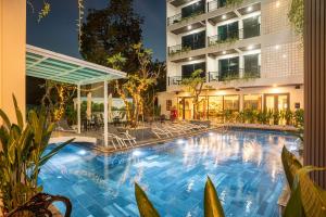 a large swimming pool in front of a building at The Green Hotel Vientiane in Vientiane