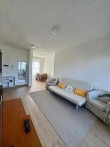 un salon avec un canapé et une table dans l'établissement Maison Cesare, à Ravenne