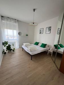 - une chambre avec un lit et un miroir dans l'établissement Maison Cesare, à Ravenne 14 autres photos