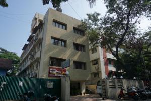 un edificio con motocicletas estacionadas frente a él en Executive Residency, en Pune