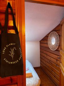 a room with a tote bag and a bed at FreeMood Campaegli in Campaegli