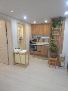 Η κουζίνα ή μικρή κουζίνα στο 홍대 풀하우스!신축!무료주차!엘베 남들과다른 특별한공간