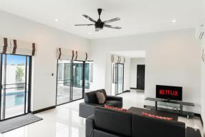 TV a/nebo společenská místnost v ubytování Modern pool villa nature and beach Pak Nam Pran - hua hin