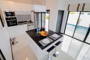 Kuchyň nebo kuchyňský kout v ubytování Modern pool villa nature and beach Pak Nam Pran - hua hin