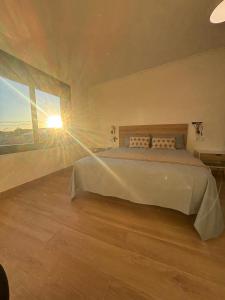 Un dormitorio con una cama grande y una ventana en Origen Bed and Breakfast, en Villargordo del Cabriel 20 fotos más