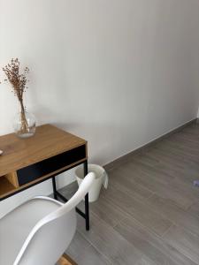 Una mesa y una silla blanca junto a una mesa y un escritorio en Origen Bed and Breakfast, en Villargordo del Cabriel