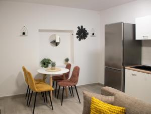 Kuchyň nebo kuchyňský kout v ubytování Cozy Apartment w Floor Heating & Parking