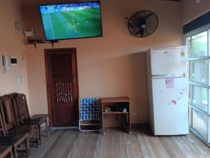 Μια τηλεόραση ή/και κέντρο ψυχαγωγίας στο Habitación Pileta Quincho +1 φωτογραφίες