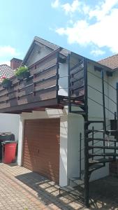 Το κτήριο όπου στεγάζεται  το διαμέρισμα