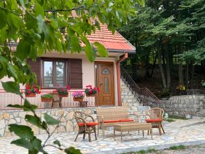 a small house with a table and chairs in front of it at Vikendica Silenzio in Cetinje