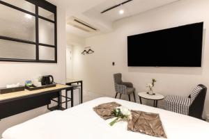 TV a/nebo společenská místnost v ubytování Brown Dot Hotel Incheon Gyeyang