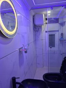 Un baño con inodoro, ventana y espejo. en Omnia Luxe Villa, en Pānigata