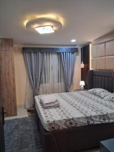 Un dormitorio con una cama grande y una ventana en Omnia Luxe Villa, en Pānigata 11 fotos más