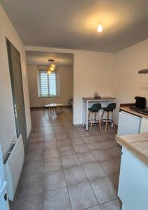een keuken en eetkamer met een tafel en stoelen bij Studio La Pause d'un Soir in Roye