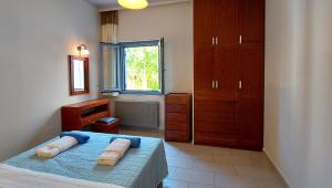 ein Schlafzimmer mit einem Bett mit Handtüchern darauf in der Unterkunft Thealia in Karefilianá + 33 Fotos