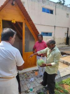 Un grupo de hombres de pie frente a una casa en Starlit camp, en Mahabalipuram