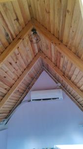 El techo de una casa de madera con una lámpara de araña en Starlit camp, en Mahabalipuram