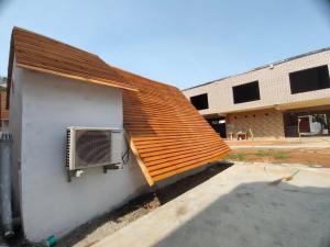 Un edificio con un techo con aire acondicionado. en Starlit camp, en Mahabalipuram