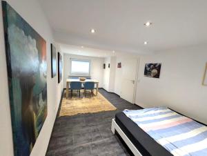 ein Schlafzimmer mit einem Bett und einem Tisch darin in der Unterkunft Modern habitable gallery, centrally located in Hirschaid in Hirschaid