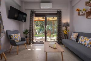 un soggiorno con un divano e un tavolo di Limoncello Villas a Vourvourou