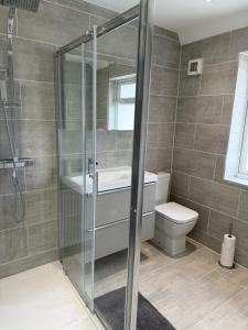 Koupelna v ubytování Bright Modern Mill Hill Home Free Parking and Garden + 14 fotografií