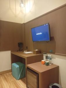 Zimmer mit einem Flachbild-TV an der Wand in der Unterkunft Jazotel Batam in Jodoh