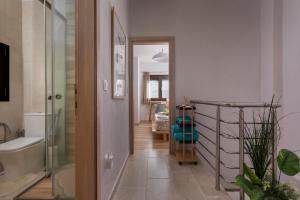 un corridoio con bagno con doccia e lavandino di Limoncello Villas a Vourvourou Altre 38 foto