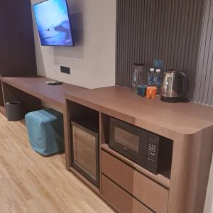 eine Küche mit einer Theke und einer Mikrowelle in der Unterkunft Jazotel Batam in Jodoh