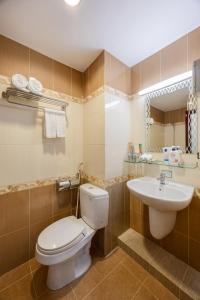 une salle de bains avec toilettes et lavabo dans l'établissement A25 Hotel - 25 Trương Định, à Hô-Chi-Minh-Ville