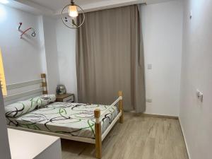 New cairoرويال شقة بالتجمع الخامس امتداد الجامعة الامريكية的一间带床和吊灯的卧室 更多24张照片