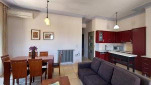ein Wohnzimmer und eine Küche mit einem Tisch und einer Couch in der Unterkunft Thealia in Karefilianá