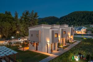 una vista aerea di una casa di notte di Limoncello Villas a Vourvourou