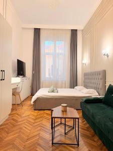 ein Wohnzimmer mit einem Bett und einer Couch in der Unterkunft Cris & Ema Luxury Downtown Apartment in Arad