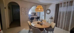 a dining room table and chairs in a room at Casa di Paddy in Ciudad Quesada