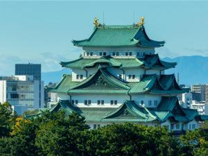 un edificio alto con techo japonés en Hotel PENTHOUSE Kanayama - Adult Only, en Nagoya