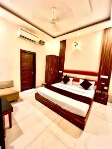 a bedroom with a large bed in a room at Hotel WoodCrest Chandigarh Zirakpur in Chandīgarh