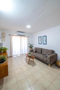 a living room with a couch and a table at רז אירוח ברמה- in Qasrîne