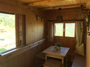 ein kleines Zimmer mit einem Tisch und einem Fenster in der Unterkunft UNSER VORSÄSS - Klausberg in Schwarzenberg im Bregenzerwald