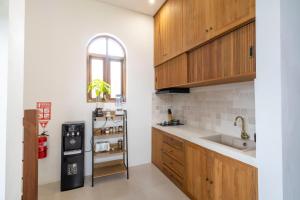 Kuchyň nebo kuchyňský kout v ubytování The Green Atelier Bali