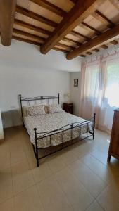 een bed in een slaapkamer met een houten plafond bij Fattoria Adriatica in Porto SantʼElpidio