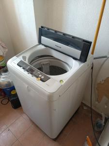 una lavadora en un rincón de una habitación en Wangsa Metroview Condominium, en Kuala Lumpur