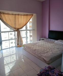 Un dormitorio con una cama y una ventana grande en Wangsa Metroview Condominium, en Kuala Lumpur
