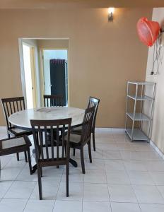 Un comedor con mesa y sillas en Wangsa Metroview Condominium, en Kuala Lumpur